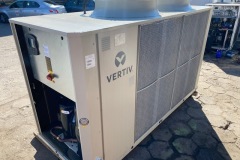 Chiller wody lodowej Vertiv 120 kW z funkcją Free cooling